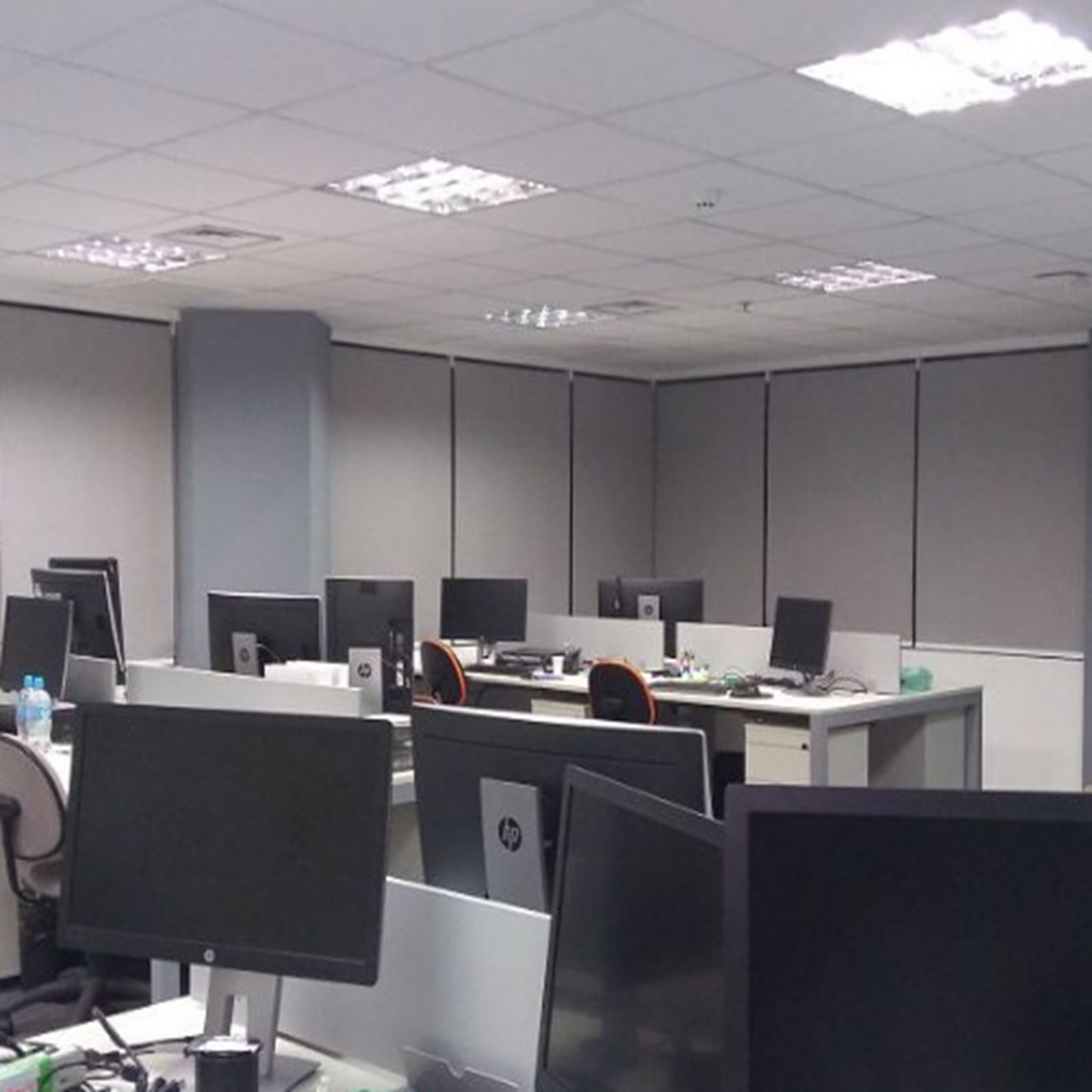 Linha contínua de persianas rolô em área comum